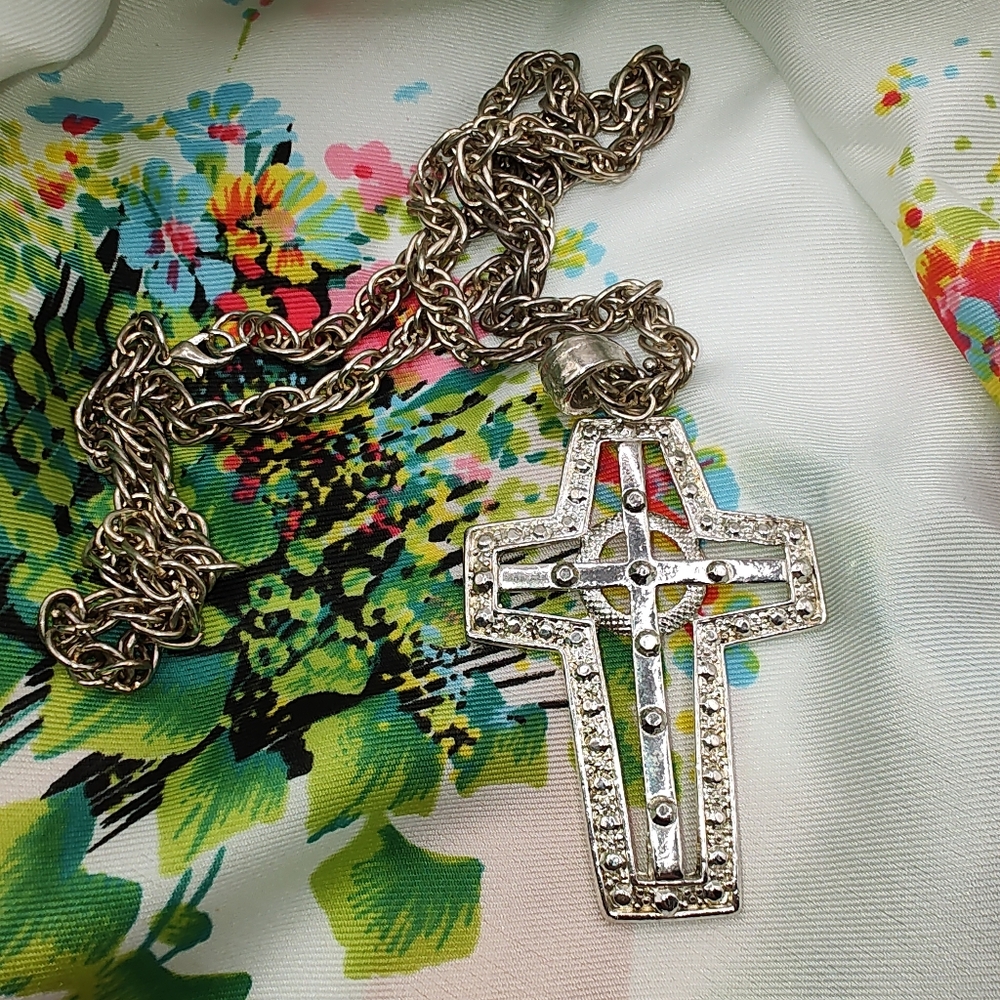 Beautiful Bold Vintage Soft Gold Tone Cross On A Chunky Chain - Picture 8 of 8